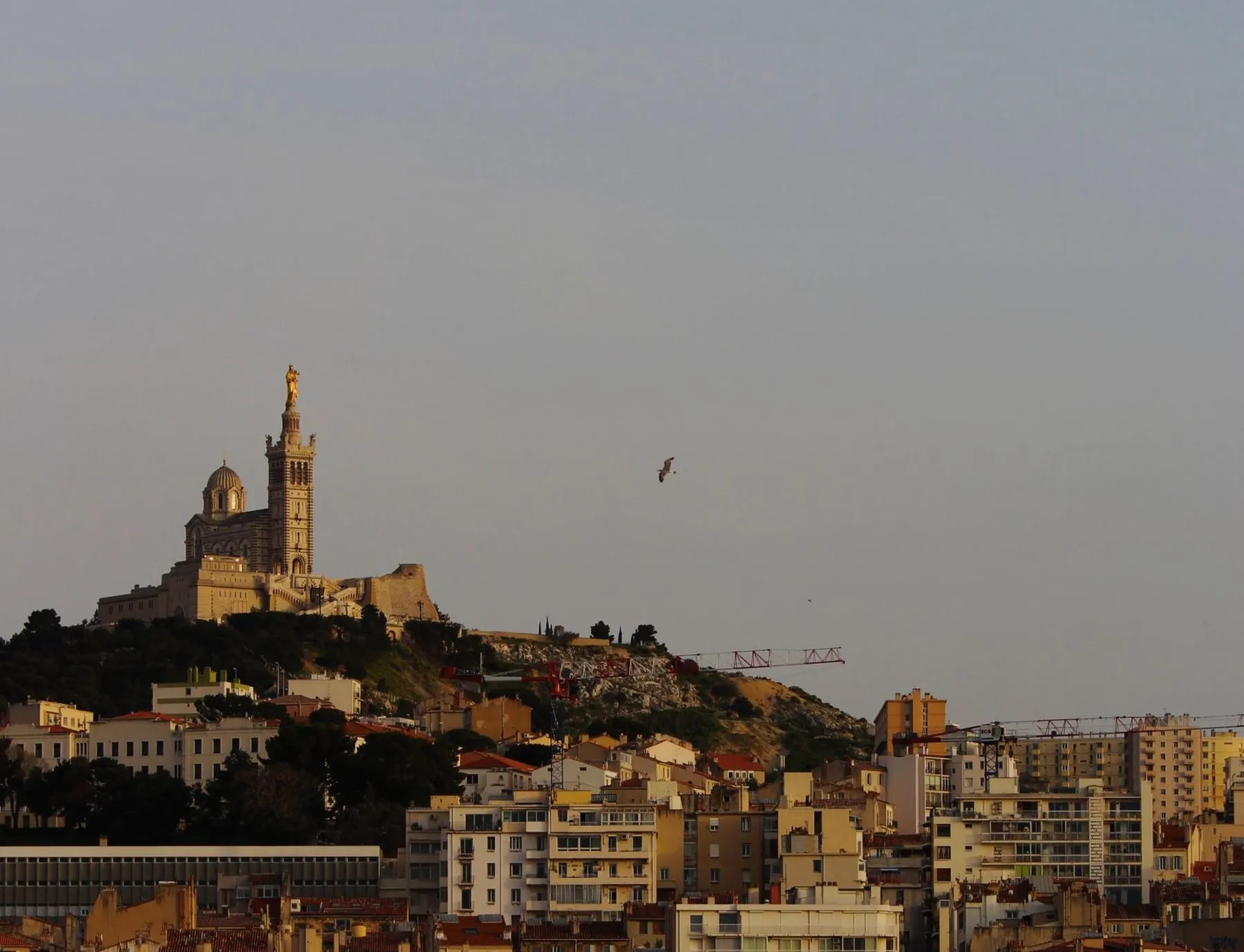 Marseille au coucher du soleil, Notre-Dame de la Garde au-dessus du Vieux-Port