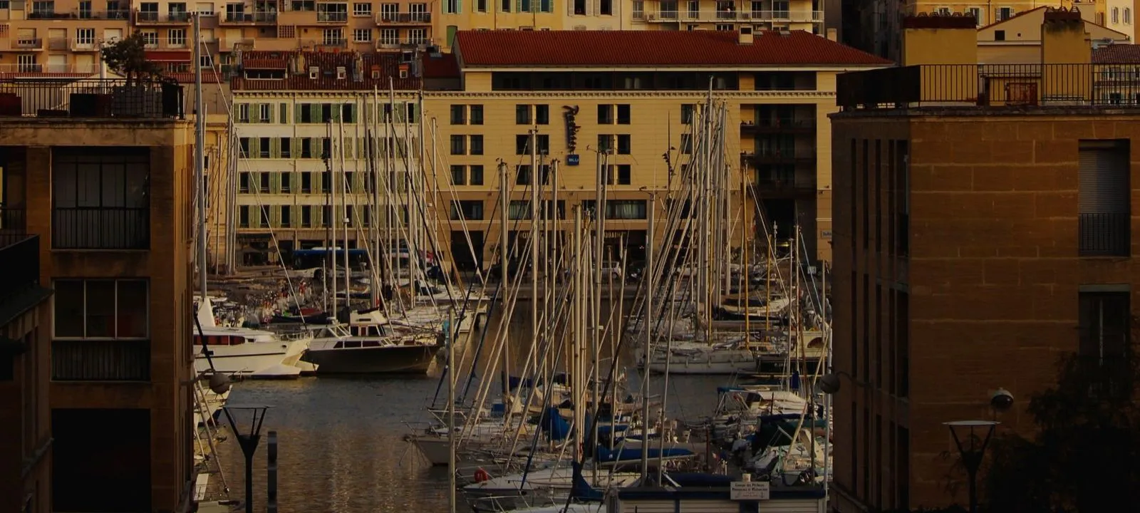 Les mâts des voiliers du Vieux-Port de Marseille