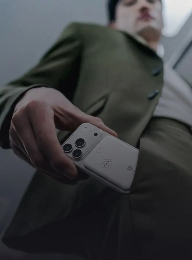 Commerçant tenant discrètement son téléphone équipé du boîtier Safee