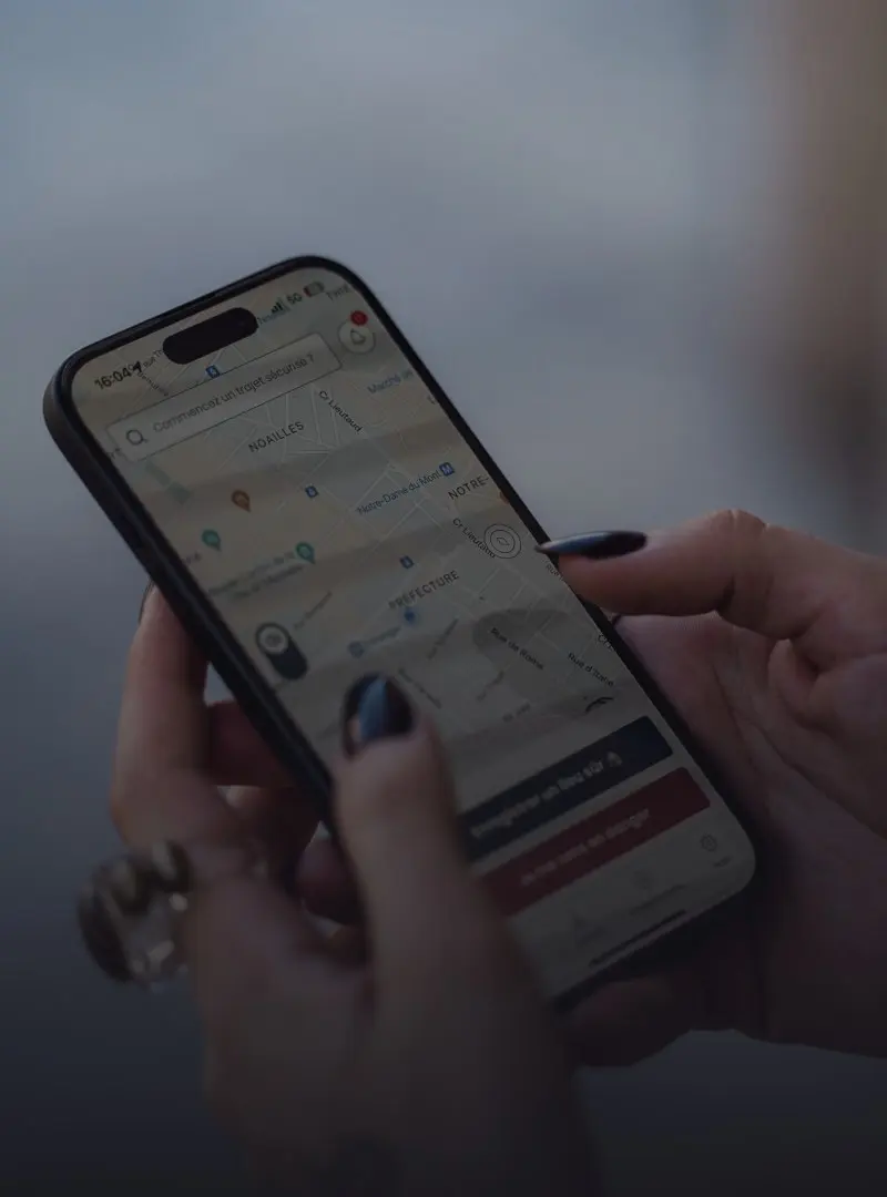 Smartphone affichant le suivi de trajet Safee