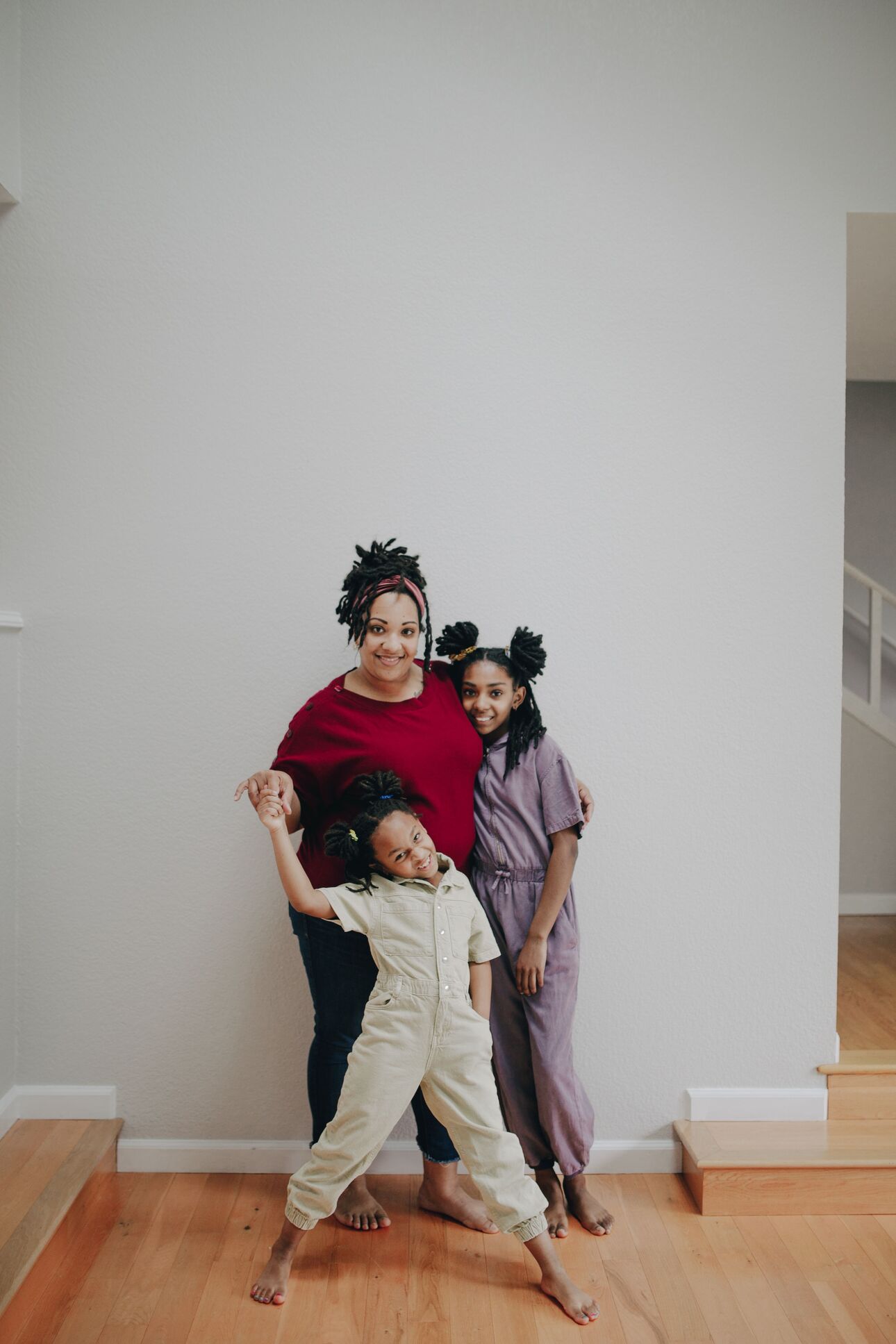 Une mère et ses deux enfants à la maison