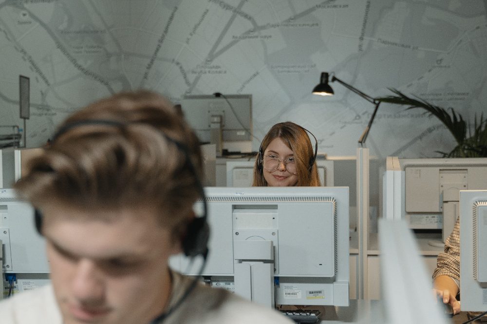 Opérateur du centre de télésurveillance Safee, certifié, en France